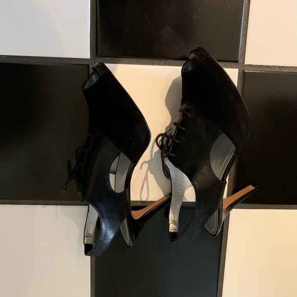 NEW Tahari Slingback Peep-toe Heels - Picture 2 of 6